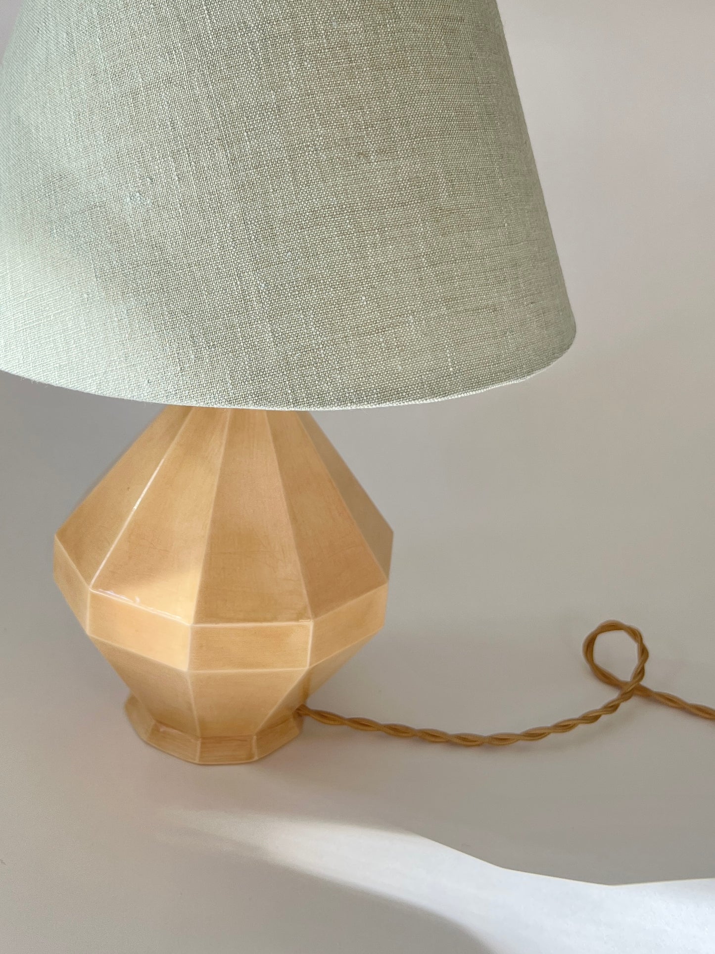 Erwan de Rengervé x Helle Thygesen Table Lamp - Parchemin